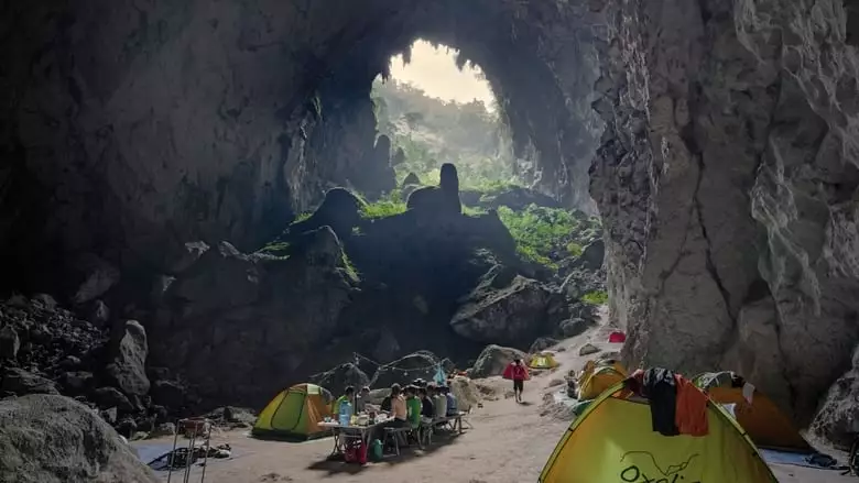 A Crack In The Mountain (2023)