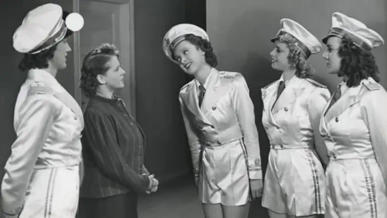 Alle Gaar Rundt Og Forelsker Sig (1941)