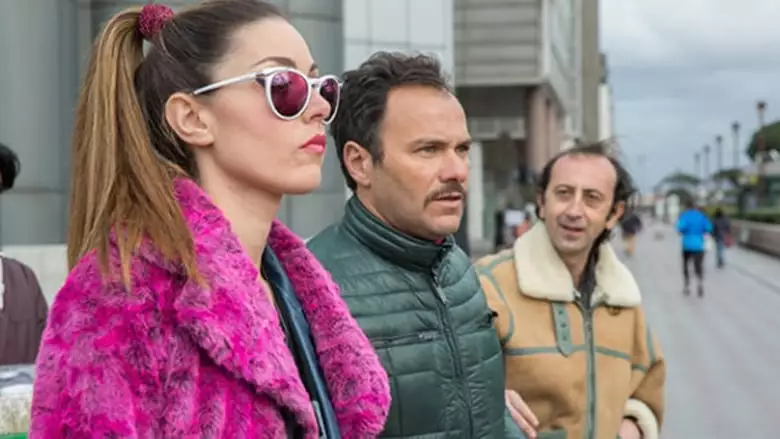 Vieni A Vivere A Napoli! (2017)