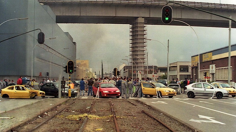 Fermeture De L'usine Renault A Vilvoorde (La Vie Sexuelle Des Belges, 3e Partie) (1999)