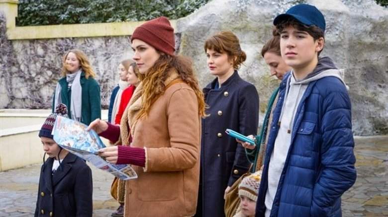 Family Fox On Expedition (2020)