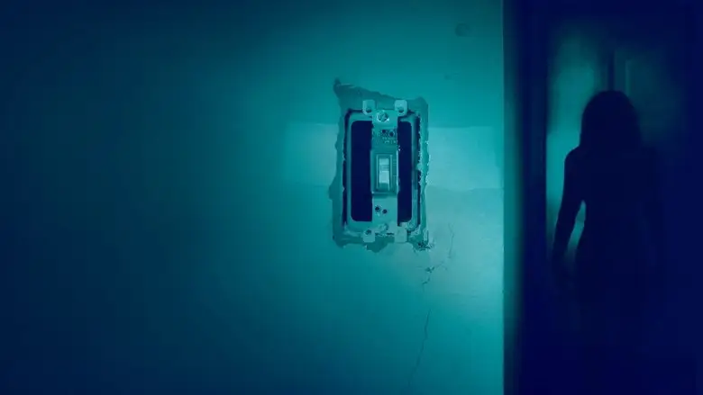 Lights Out (2016)