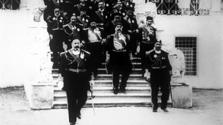 Le Bey De Tunis Et Les Personnages De Sa Suite Descendant L'escalier Du Bardo (1903)